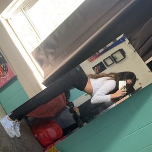 Meet your Posher, Claudia